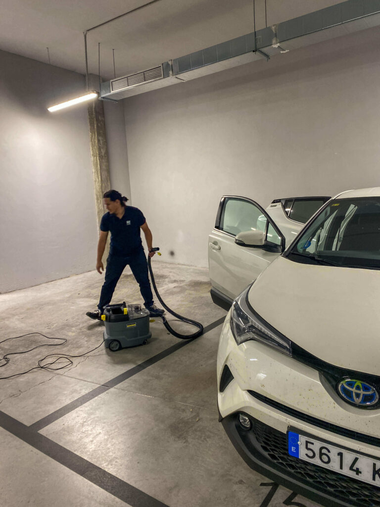 Limpieza de tapicería de coche realizada por empleado